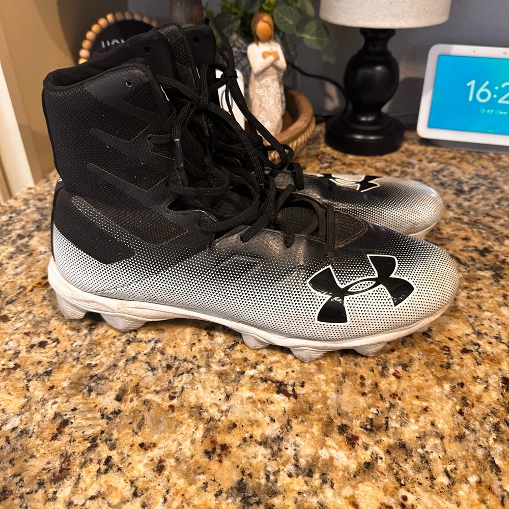 Under Armour Highlight football cleats men’s size 12